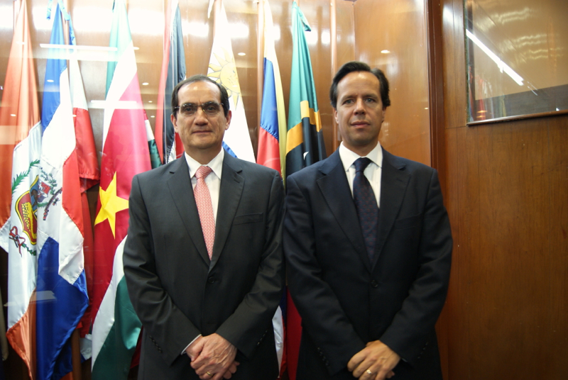 Lic. Javier Guzmán, director general del CEMLA, y el Dr. Guillermo Babatz, presidente de la Comisión Nacional Bancaria y de Valores